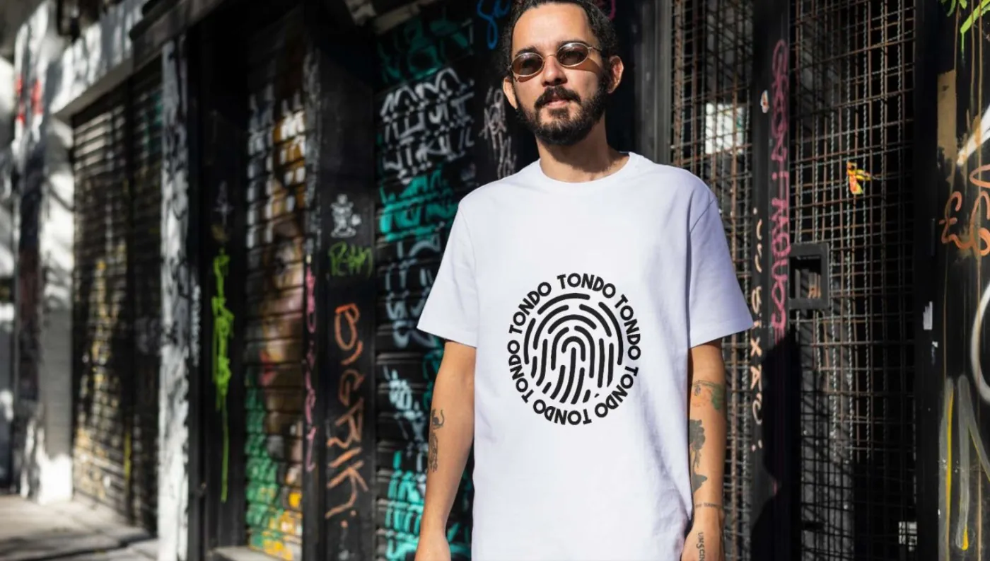 Tondo logo t-shirt in a graffiti street
